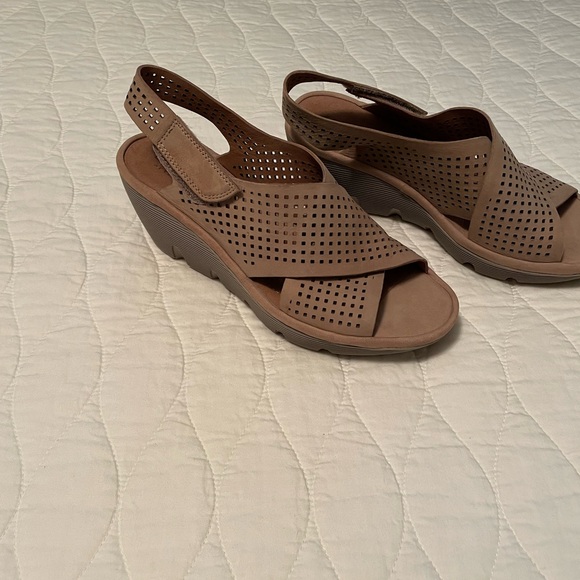 Clarks wedge sandals Size 7M - Picture 2 of 4